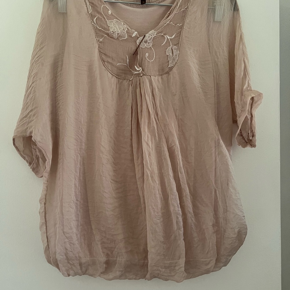 Silk blouse Italian, Amanti Beige with lining. Gorgeous, elegant.